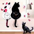 Nordische Wanduhr mit wedelndem Schwanz und Katze