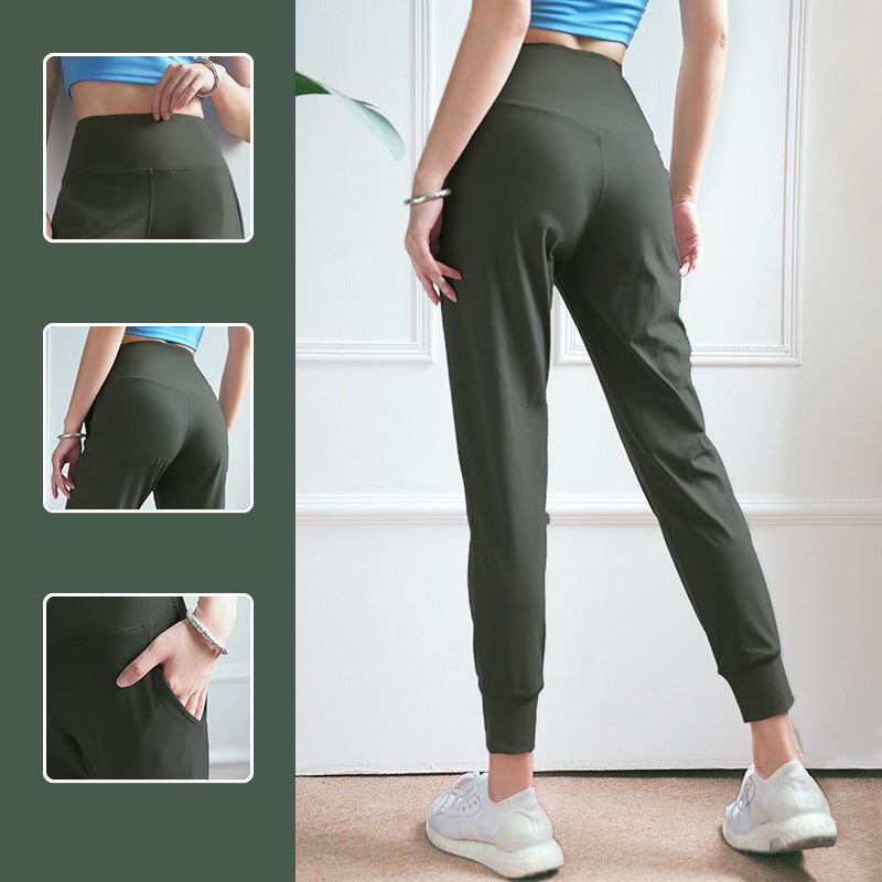 Hoch sitzende, schmal geschnittene Jogginghose