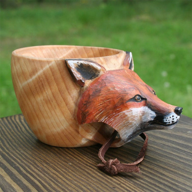 Niedliche handgemachte Holztasse mit Tiermotiv