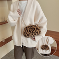 Plüsch-Umhängetasche mit Leopardenmuster