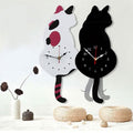 Nordische Wanduhr mit wedelndem Schwanz und Katze