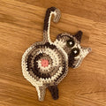 Niedliche gestrickte Kätzchen-Hintern-Untersetzer