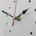 Nordische Wanduhr mit wedelndem Schwanz und Katze