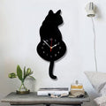 Nordische Wanduhr mit wedelndem Schwanz und Katze