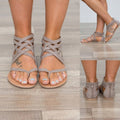 Sommerliche, überkreuzte, flache Sandalen mit Reißverschluss