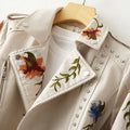 Modische Lederjacke mit Blumenmuster