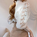 Bluse mit hohlem Blumenmuster und Stehkragen