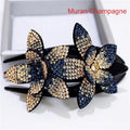Haarspange mit doppelter Blume und Strasssteinen