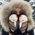Handgestrickte nordische Fäustlinge aus Wolle mit Eulen