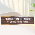 Graviertes Schreibtischschild mit goldenem Ständer