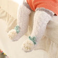 Flauschige, flauschige Slipper-Socken für Babys im Winter