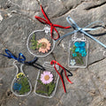 Wunderschöne transparente Lesezeichen mit getrockneten Blumen