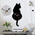 Nordische Wanduhr mit wedelndem Schwanz und Katze