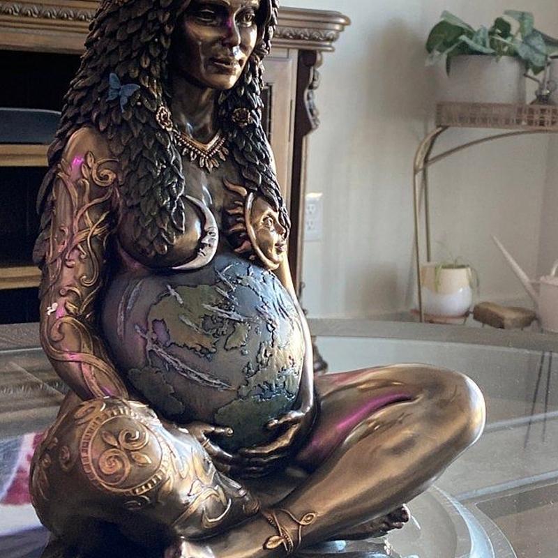Statue der Göttin Mutter Erde Zweitbild