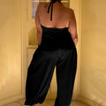 Neckholder-Jumpsuit mit zwei Taschen und Ordnerücken