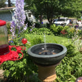 Solarbetriebener Vogelbrunnen mit Lichtern