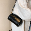 Weibliche Retro-Zylindertasche