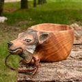 Niedliche handgemachte Holztasse mit Tiermotiv