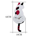 Nordische Wanduhr mit wedelndem Schwanz und Katze