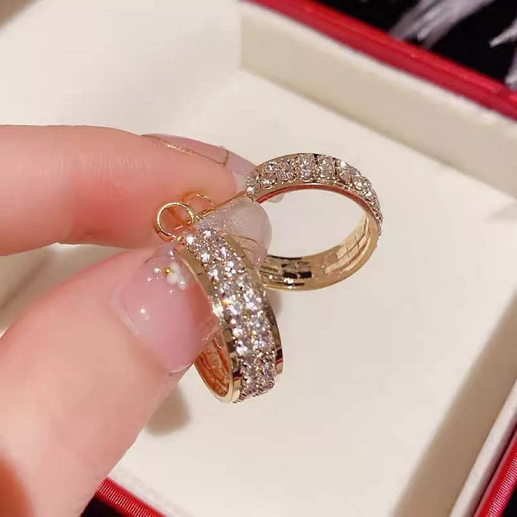 Glitzernde kleine Creolen