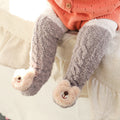 Flauschige, flauschige Slipper-Socken für Babys im Winter