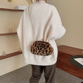 Plüsch-Umhängetasche mit Leopardenmuster