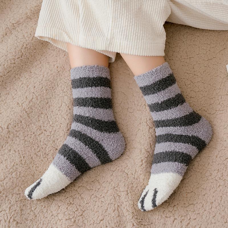 Flauschige flauschige Katzenkrallensocken