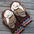 Handgestrickte nordische Fäustlinge aus Wolle mit Eulen