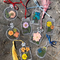 Wunderschöne transparente Lesezeichen mit getrockneten Blumen