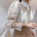 Bluse mit hohlem Blumenmuster und Stehkragen