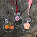 Wunderschöne transparente Lesezeichen mit getrockneten Blumen