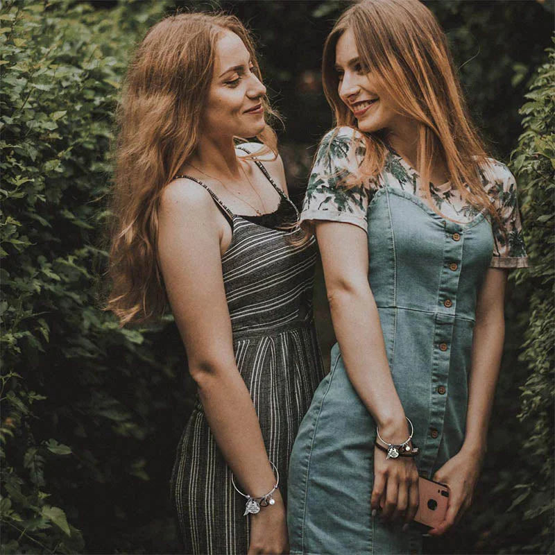 Ein "Schwester ist Gottes Weg, sicherzustellen, dass wir niemals alleine gehen"-Armreif Zweitbild