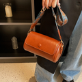 Weibliche Retro-Zylindertasche