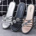 Geblümte Strandsandalen
