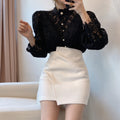 Bluse mit hohlem Blumenmuster und Stehkragen