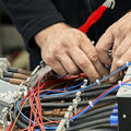 Werkzeug zum Entfernen elektrischer Klemmenanschlüsse im Automobilbereich