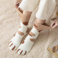 Flauschige flauschige Katzenkrallensocken