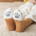 Flauschige flauschige Katzenkrallensocken