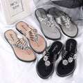 Zehensteg-Flip-Flops mit Blumenmuster und Cutout