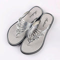 Zehensteg-Flip-Flops mit Blumenmuster und Cutout
