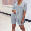Set aus Kleid und kurze Hose mit V-Ausschnitt