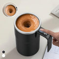 Selbstrührender Kaffeebecher mit Deckel