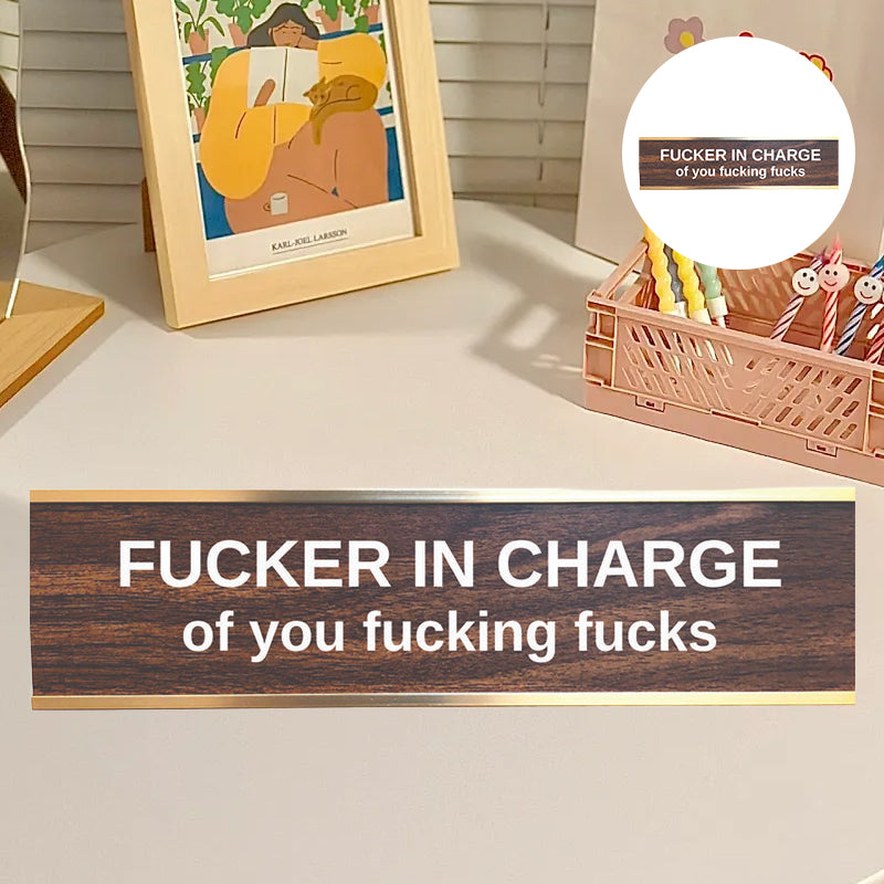 Graviertes Schreibtischschild mit goldenem Ständer